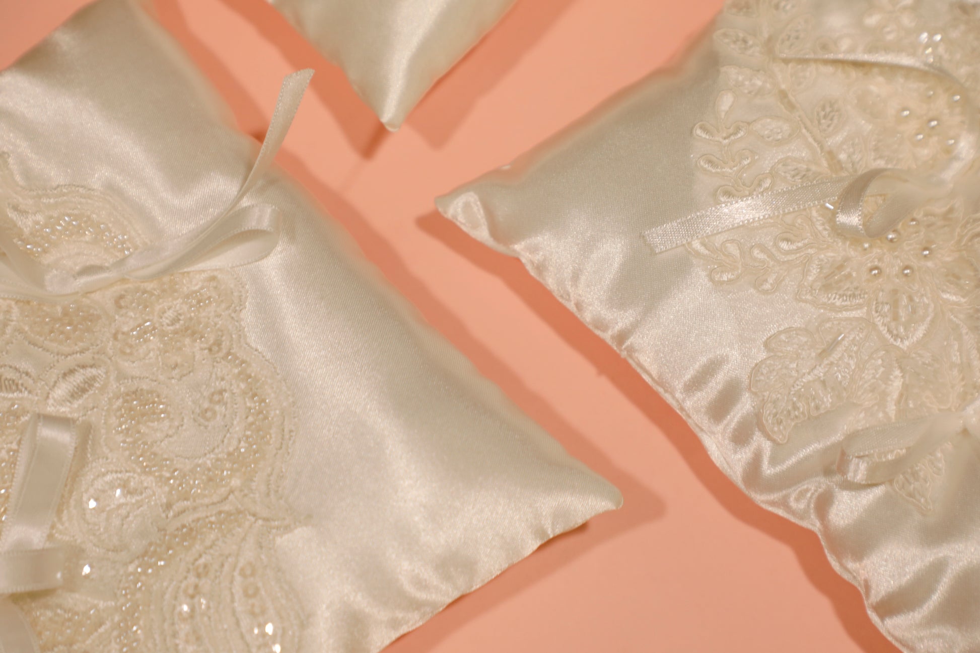 Cuscini portafedi ricamati a mano – Un tocco d’arte per il “sì” più importante